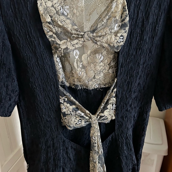 Women’s unique open backed dress - Picture 4 of 4